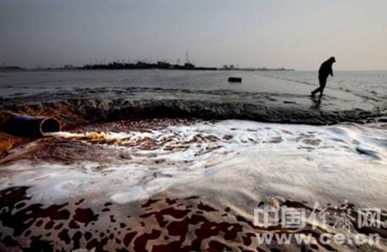 酸性污水可以通過這道閘直接流入五灌河，五灌河在不遠處流入大海，這條河是燕尾港鎮的飲水源。蔣毅坤/攝
