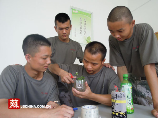 江蘇省軍區(qū)某部官兵自制環(huán)保工藝品倡導(dǎo)綠色生活