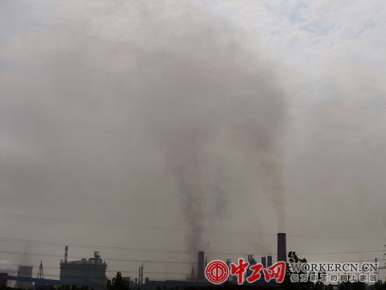 廠區內數10根煙囪噴云吐霧，白、黑、紅、黃、灰煙此起彼伏。五色煙塵形成的霧霾，遮天蔽日。(張悅 攝)