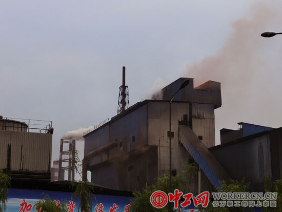 廠區內被煙塵熏染的廠房，已找不著本色，黑洞般張開的大小窗眼，鬼魅般猙獰。(張悅 攝)