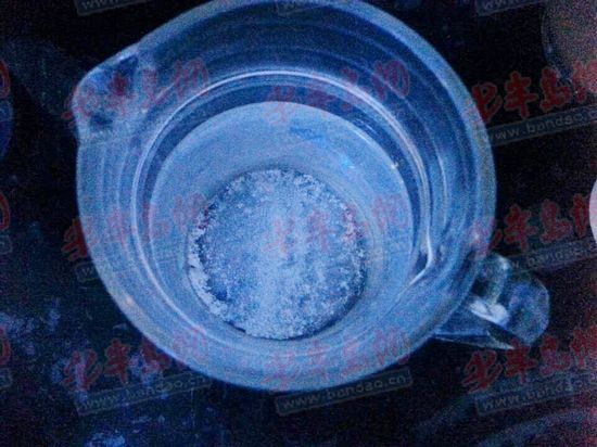 卓越蔚藍(lán)群島自來水現(xiàn)銹色異物疑遭化工污染(圖)