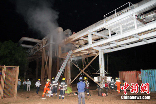 14日深夜，位于廈門市海滄區的廈門一化工廠發生蒸汽管道爆炸。據記者了解，爆炸截至目前造成1死4傷。圖為消防人員正在爆炸現場。