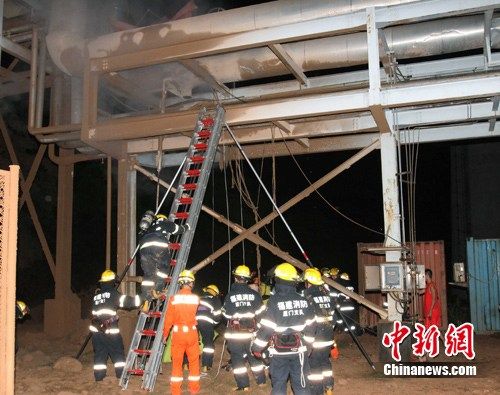 14日深夜，位于廈門市海滄區的廈門一化工廠發生蒸汽管道爆炸。據記者了解，爆炸截至目前造成1死4傷。圖為消防人員正在爆炸現場。