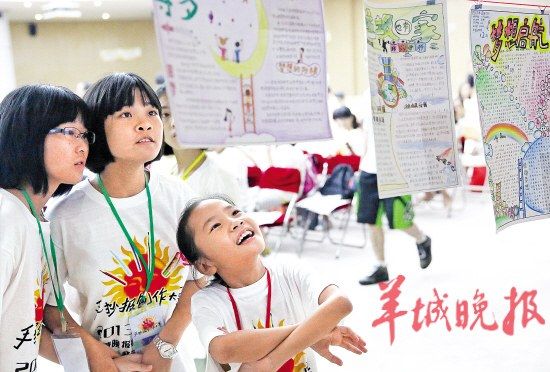 聾孩繪制黑白報(bào)倡導(dǎo)環(huán)保