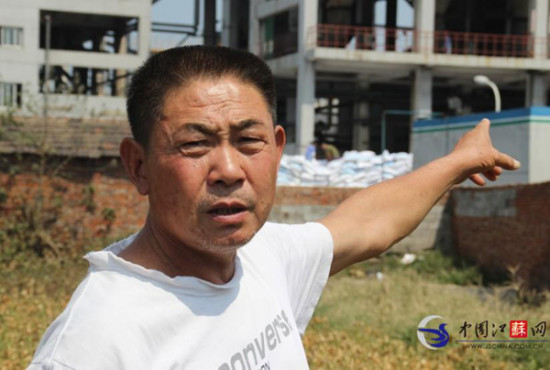 江蘇淮安菜地疑被化工廠污染近10畝農(nóng)作物枯死