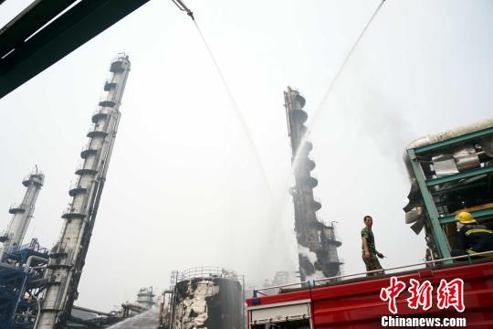 消防官兵在新鄉中新化工有限責任公司爆炸事發現場進行沖洗、滅火。 李志全 攝