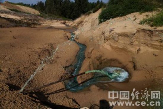 綠色污水被噴淋進入廠區南面的荒漠中。蔣毅坤攝