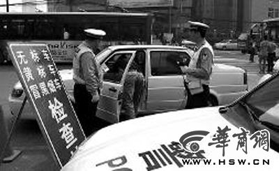 未貼環(huán)保標(biāo)志2小時15車被罰(圖)