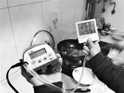 炒絲瓜第5分鐘，PM2.5已經(jīng)達到787微克/立方米。