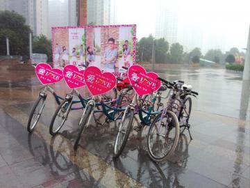 60名自行車騎友送親宜賓小夫妻辦環(huán)保婚禮
