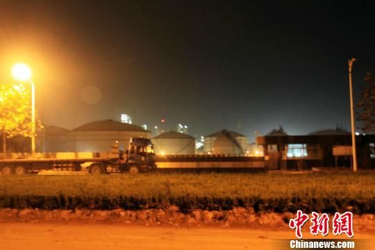 青島爆燃現(xiàn)場(chǎng)：爆炸點(diǎn)附近現(xiàn)化工廠巨型儲(chǔ)存罐(圖)