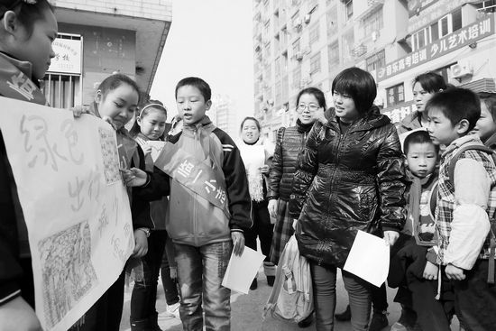 環(huán)保小志愿者街頭宣傳“綠色出行，減少霧霾”