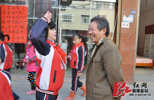 湘潭縣石鼓鎮中心小學舉辦“美麗石鼓我的家”環保活動