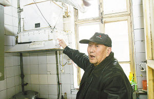 老人希望這種環(huán)保技術(shù)可以得到推廣。 本報(bào)記者 李志華 攝