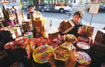 朝陽區一煙花爆竹銷售網點，開售首日網點門可羅雀，僅有少數市民前來詢問煙花價格。攝影/新京報記者 王貴彬