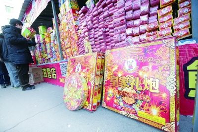 今天上午，煙花爆竹零售遇冷，大量爆竹還沒有售出攝/法制晚報記者 王賀健