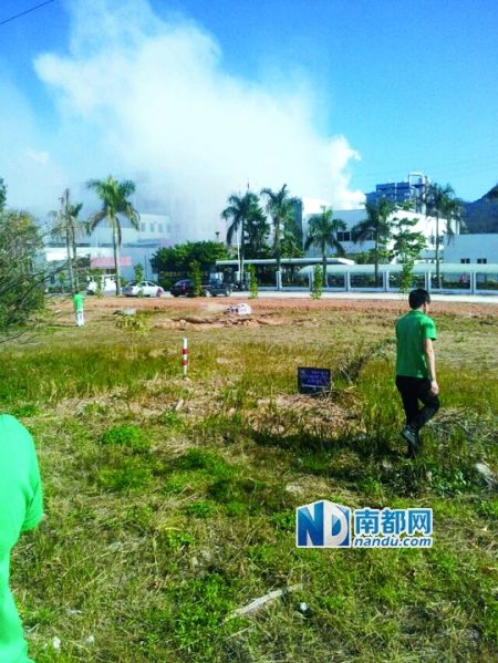    廠房冒出濃煙，工人四散。受訪者供圖