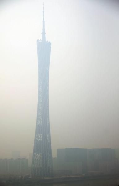 廣州市區被霧霾籠罩。新華社發