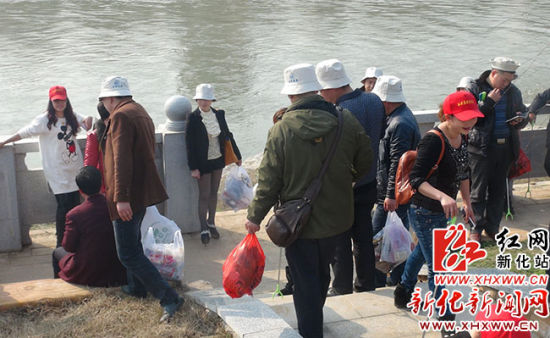 新化志愿者開展“愛我家鄉共護母親河”公益環保活動