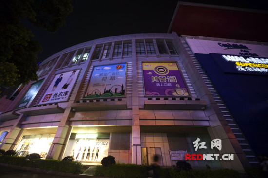 長(zhǎng)沙市民參與地球一小時(shí)活動(dòng)演環(huán)保服裝秀開環(huán)保作品展