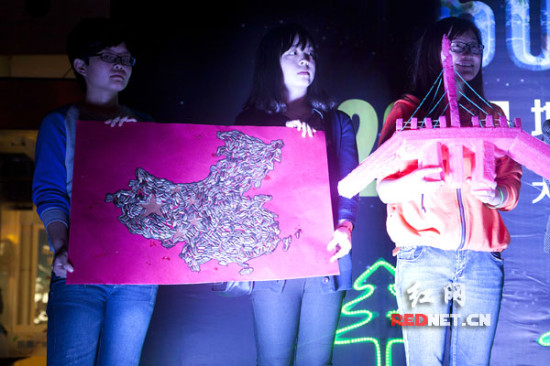 長(zhǎng)沙市民參與地球一小時(shí)活動(dòng)演環(huán)保服裝秀開環(huán)保作品展
