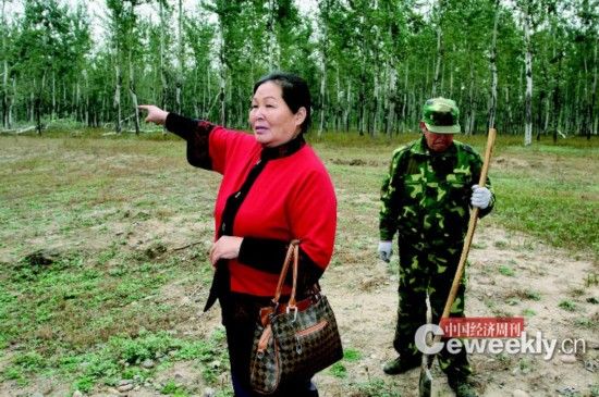 劉玉英，身后是她雇來看護林地的工人?！吨袊洕芸酚浾?肖翊 攝 