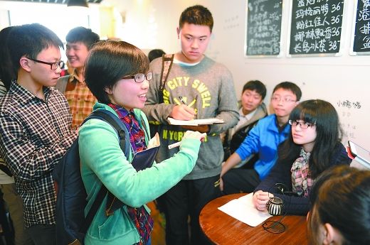 高三學生組織環保峰會討論身邊常見的環保問題