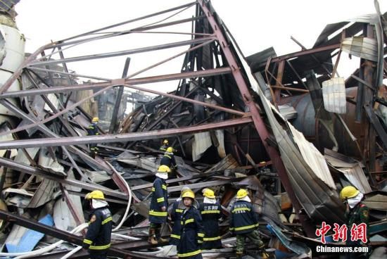 截至下午5點，現(xiàn)場又發(fā)現(xiàn)并確認2人死亡。經(jīng)全面排查企業(yè)員工，尚有3人未取得聯(lián)系。目前明火已經(jīng)被撲滅，現(xiàn)場救援仍在緊張進行中，事故原因正在調(diào)查中。中新社發(fā) 李波 攝